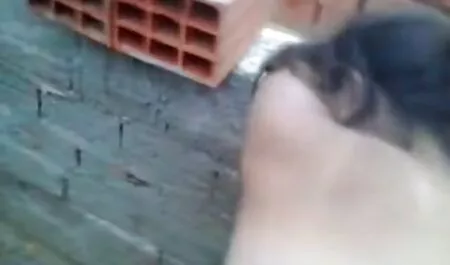Dễ thương lớn quyến rũ trong một bồn tắm sec thu va nguoi bong bóng