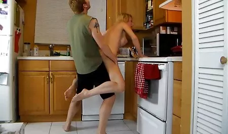 Cô gái trẻ vui vẻ với một phim sec voi thu người đàn ông có gia đình
