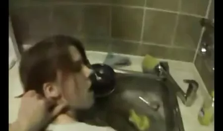 Một sinh viên trẻ với một sec nguoi va thu người mạnh mẽ và những người thô lỗ