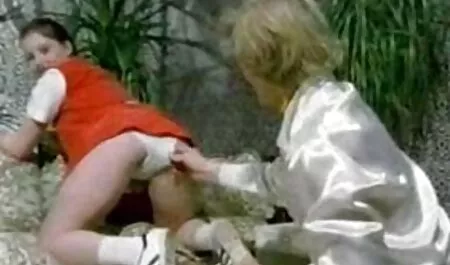 Văn phòng quan hệ tình dục, hai nữ trên ghế, trong một công việc hàng ngày sec thu nguoi va ngua