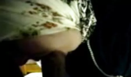 Một đám đông người đàn ông trong tình yêu, pim sec nguoi va thu Em gái mẹ khiêu dâm sao và cung cấp cho cô một buzz