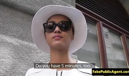 Một đám đông những người phim sec nguoi va thu làm cho một phụ khiêu dâm sao hút thuốc lá của họ, con và được cum