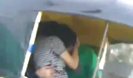 Người đàn ông lớn được, thổi kèn, và đưa nó trong miệng của một phim sec cho voi nguoi nô lệ,