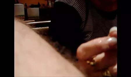 Hai người đồng tính nữ đang biểu diễn cho sec thu cho dit nguoi các chàng trai trên bãi biển!